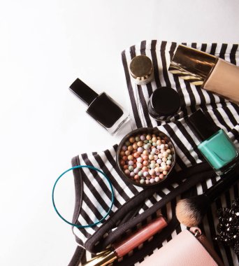 Gözlüklü, temeli, dudak parlatıcısı olan stilize kadın bezi., 