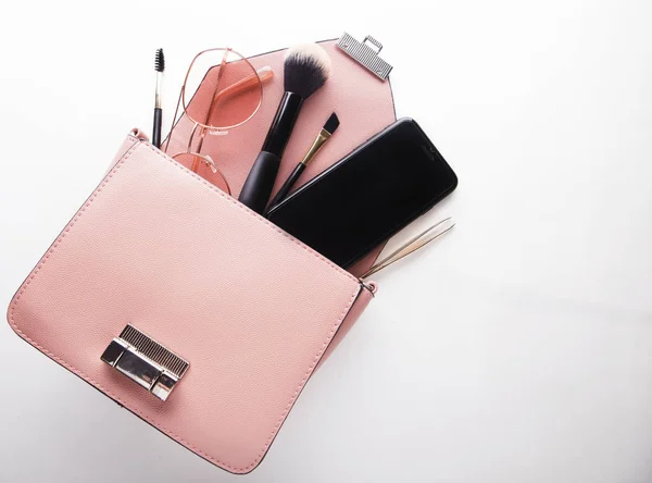 Flache Lage weiblicher Modeaccessoires und rosa Handtasche auf weißem Hintergrund mit Kopierraum — Stockfoto