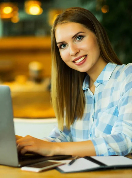 Estilo de vida e conceito de pessoas: Menina digitando no teclado — Fotografia de Stock