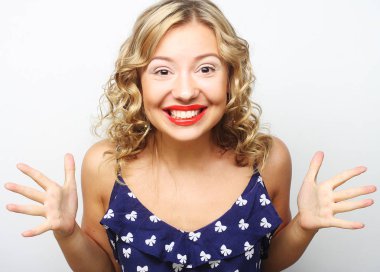 Güzel, genç, şaşkın kadın. Stüdyo çekimi.