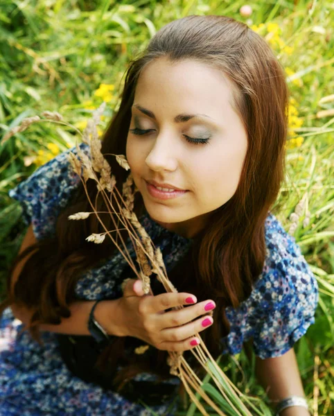 Giovane donna rilassante nell'erba — Foto Stock