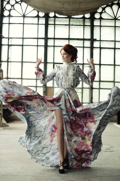 Mujer elegancia con vestido de vuelo en la habitación del palacio — Foto de Stock