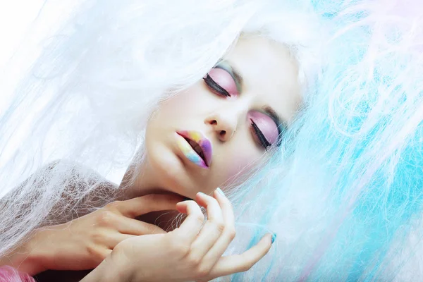 Hermosa mujer con corte de pelo creativo y brillante rostro — Foto de Stock