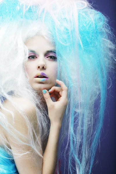 Vacker kvinna med kreativa frisyr och ljusa visage — Stockfoto