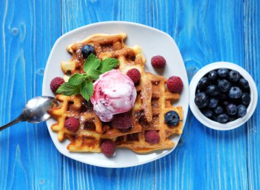 Dondurma ve taze meyveler - Ahududu ve blueberries.top görünümü ile Belçika waffle tabak