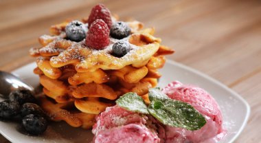 Taze meyveleri ve dondurma ile Belçika waffle 