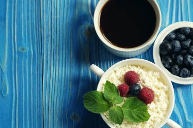 Berry ve nane, yaban mersini ve kahve ile Rus süzme peynir