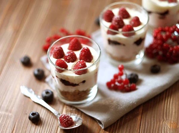 Přírodní jogurt s čerstvými bobulemi a müsli. Zdravý dezert. — Stock fotografie