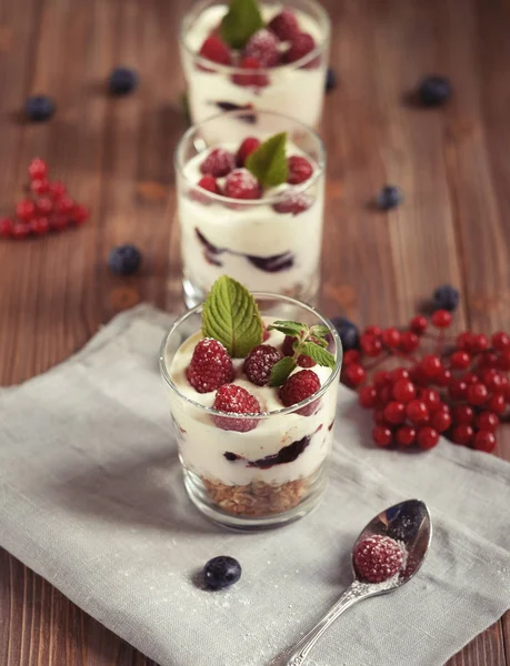 健康的な食事とダイエットの概念: ヨーグルト、グラノーラと健康的な朝食 — ストック写真