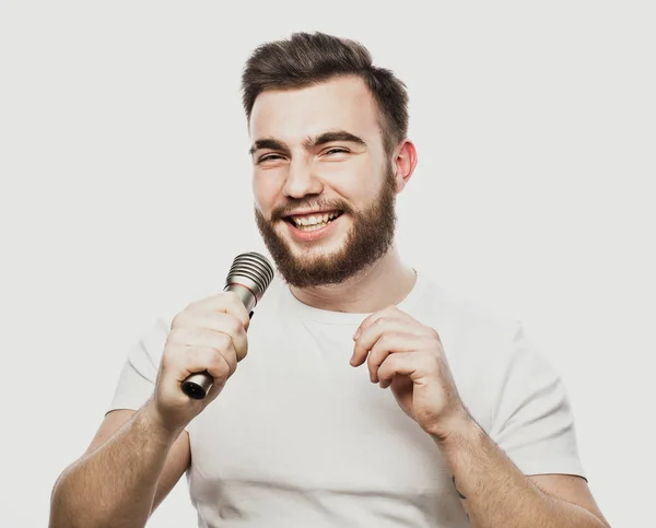 Образ жизни и концепция людей: молодой человек поет с микрофоном — стоковое фото