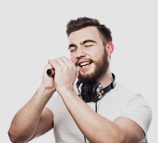 Style de vie et concept de personnes : jeune homme chantant avec microphone — Photo