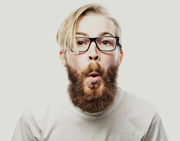 Barbudo hipster jovem vestindo óculos isolados no fundo branco — Fotografia de Stock