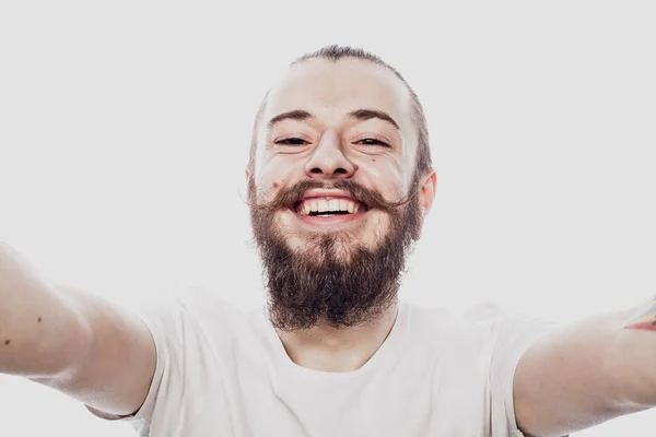 Zblízka portrétní veselý vousatý muž selfie převzetí bílým pozadím — Stock fotografie