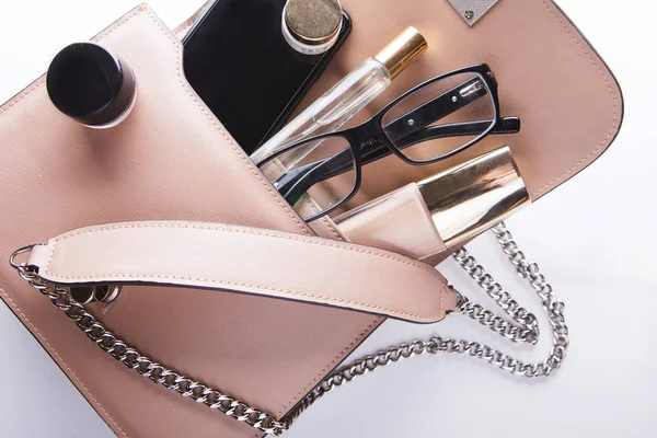 Plat leggen van de vrouwelijke mode-accessoires en roze handtas op witte achtergrond met copyspace — Stockfoto