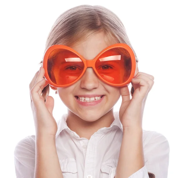Petite fille avec de grandes lunettes orange isolées sur le fond blanc. Style de vie et concept de personnes . — Photo