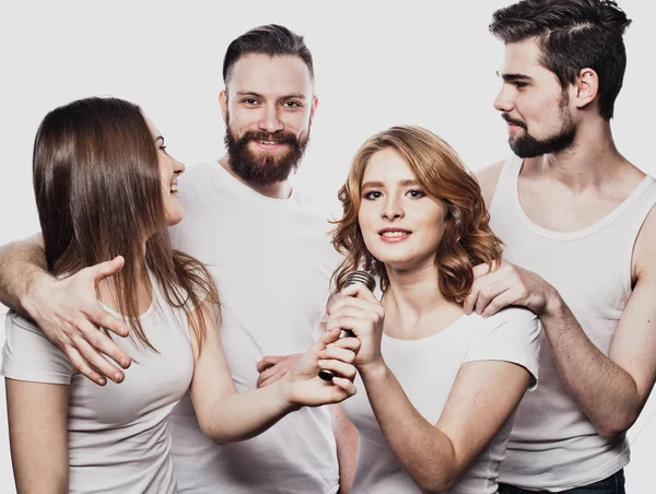 Gruppe von Freunden, die vor weißem Hintergrund Karaoke spielen. Konzept über Freundschaft und Menschen. — Stockfoto