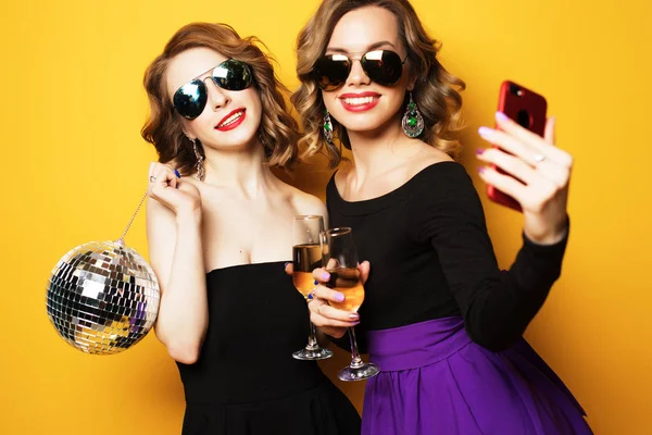 Nahaufnahme einer Gruppe lachender Mädchen, die Party machen, Selfie mit dem Smartphone machen — Stockfoto