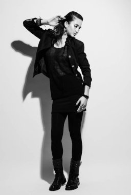 Yaşam tarzı, moda ve insan konsepti: Beyaz arka planda poz veren moda kızı modeli