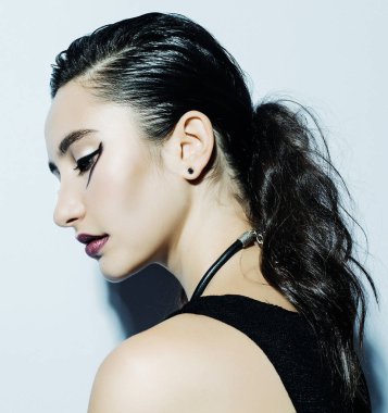 Moda model lüks ile yapmak beyaz arka plan üzerinde poz siyah kıyafeti giymiş