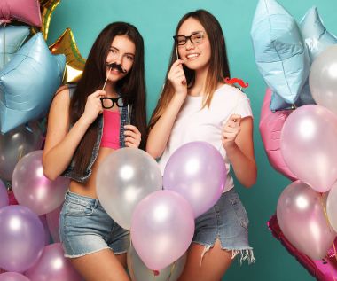 Yaşam tarzı, arkadaşlar ve insanlar konsepti: hippi kızların en iyi arkadaşı 