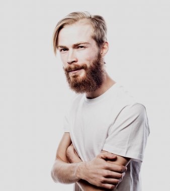 Yaşam tarzı ve insanlar kavramı: sakallı adam kollarını geçti