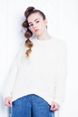 çocukluk, moda ve insan konsepti - günlük giysiler içindeki genç kız