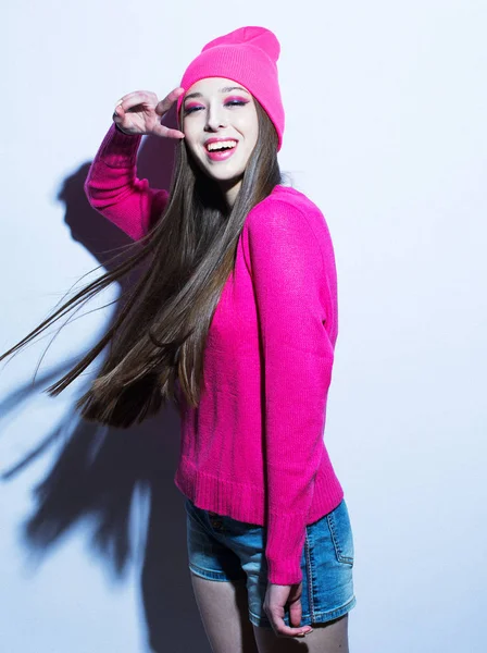 yaşam tarzı, fahion ve insanlar kavramı: parlak makyaj ve uzun saç modeli kız güzel moda.