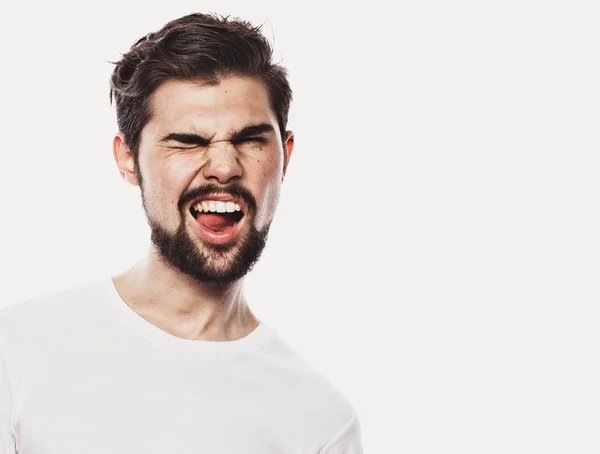 Retrato del hombre barbudo sorprendido sobre fondo blanco —  Fotos de Stock