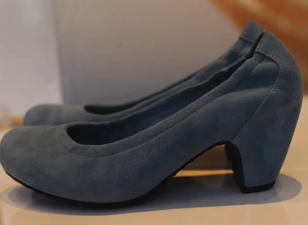 Zapatos para mujer en el escaparate — Foto de Stock