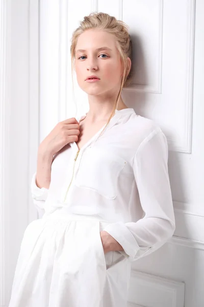 Schöne Mode Mädchen Teenager in weißen Kleidern auf weißem Hintergrund. Kindermode. — Stockfoto