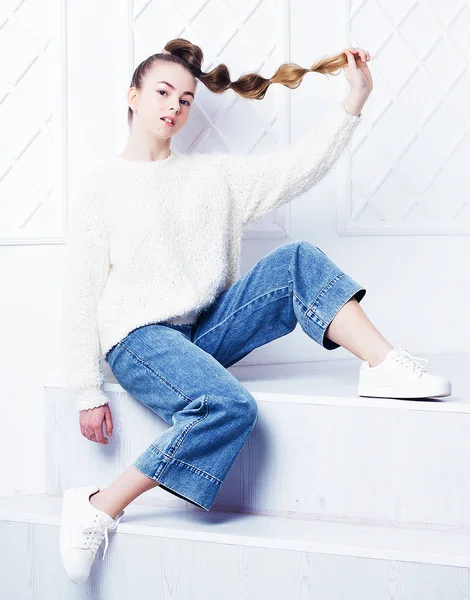 Mode och människor koncept: elegant tonåring flicka i avslappnade kläder sitter på trappor och poserar — Stockfoto
