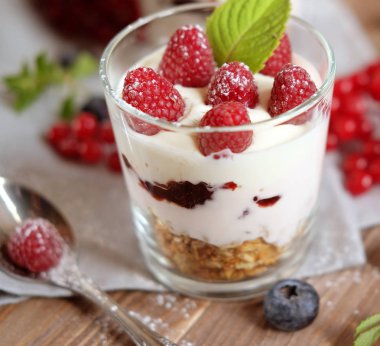 Taze böğürtlen ve müsli ile birlikte doğal yoğurt. Sağlıklı tatlı..
