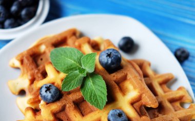 Plaka ahşap masa üzerinde yaban mersini ile ev yapımı gözleme