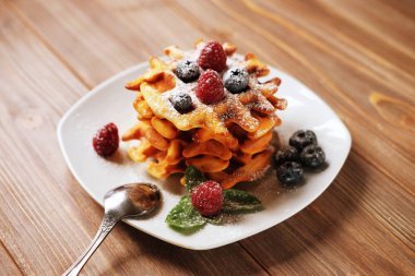 Yaban mersini, ahududu ve toz suga ile Belçika waffle