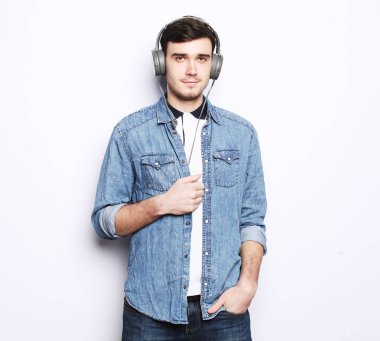 Beyaz arka planda yakışıklı moda adamı