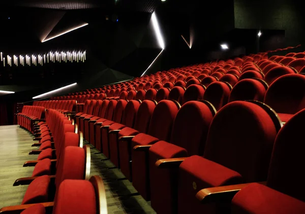 Cadeiras de teatro numeradas com veludo vermelho — Fotografia de Stock