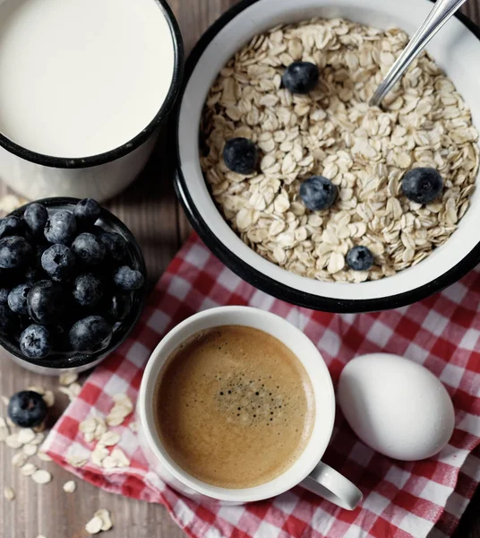 Um café da manhã saudável farinha de aveia, ovo cozido, leite, bagas frescas a — Fotografia de Stock