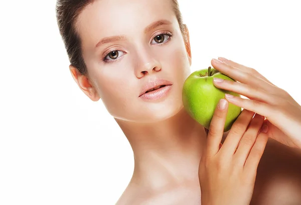 Νεαρή γυναίκα με το πράσινο μήλο, απομονώνονται σε λευκό φόντο — Φωτογραφία Αρχείου