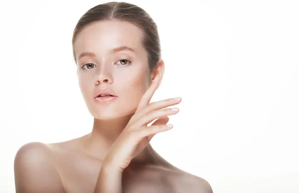 Hermosa cara de mujer de salud con la piel limpia pureza - aislado en blanco — Foto de Stock