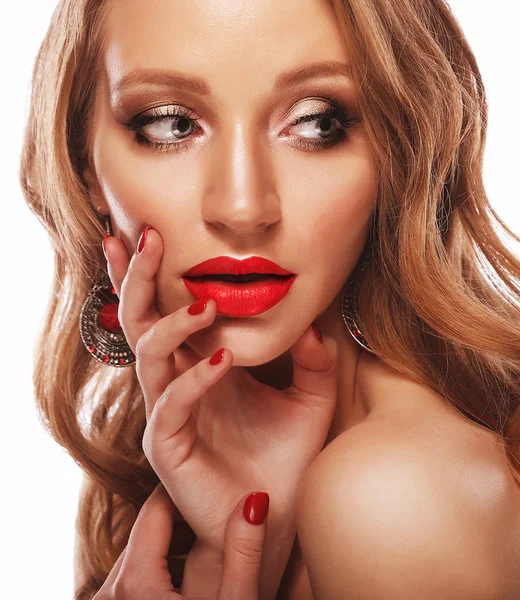 Bella donna faccia primo piano con lunghi capelli biondi e rossetto rosso vivo , — Foto Stock
