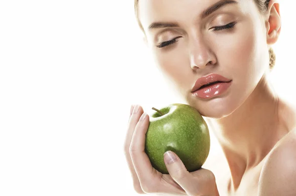 Joven mujer feliz con manzana verde - aislado en blanco — Foto de Stock