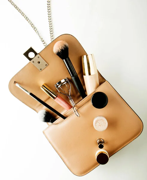 Make-up-Produkte mit Kosmetiktasche auf weißem Hintergrund — Stockfoto