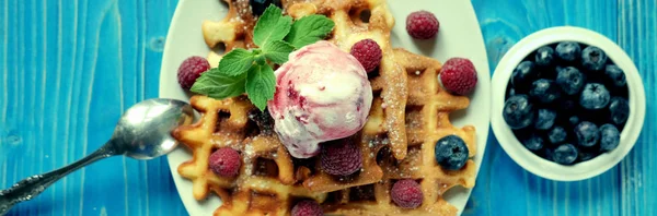 Placa de gofres belgas con helado y bayas frescas - frambuesas y arándanos. . — Foto de Stock