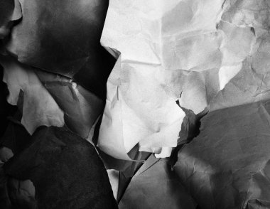 Buruşmuş kağıt parçalarının arkaplanı, siyah ve beyaz