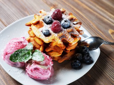 Taze meyveleri ve dondurma ile Belçika waffle