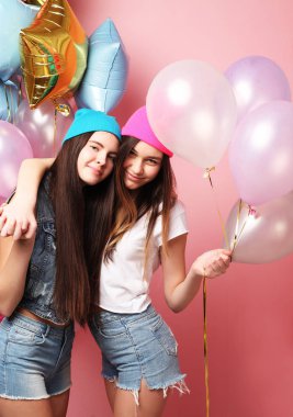 Yaşam tarzı, arkadaşlar ve insanlar konsepti: hippi kızların en iyi arkadaşı partiye hazır.