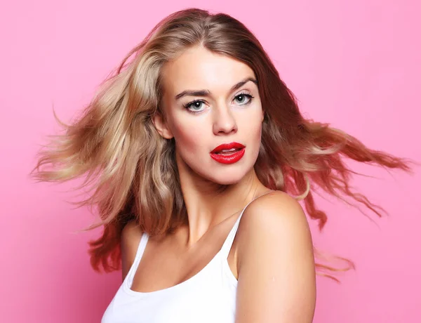 Lifestyle- und People-Konzept: junges süßes, lächelndes blondes Mädchen vor rosa Hintergrund — Stockfoto