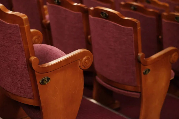 Ponumerowane krzesła teatralne z czerwonym aksamitem — Zdjęcie stockowe