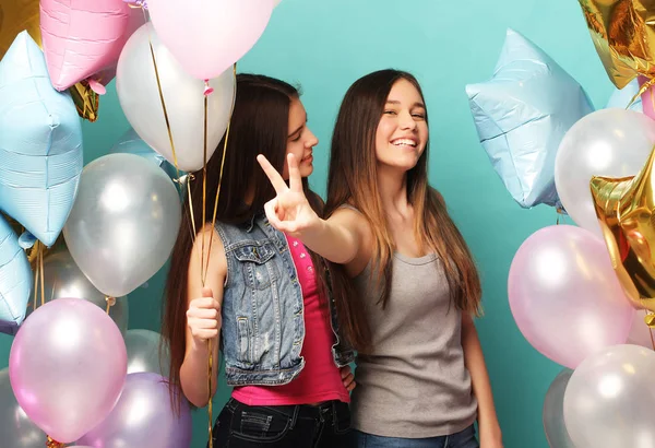 Lifestyle and people concept: two girls friends with colorfoul air balloons - young and happy. — Stock Photo, Image