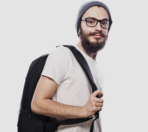 Retrato de un feliz estudiante sonriente con mochila, aislado sobre fondo blanco —  Fotos de Stock